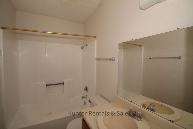 Building Photo - 1604 Cedarhill Dr