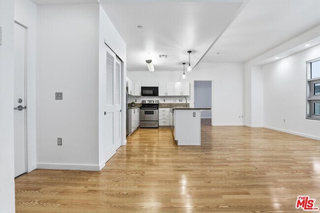 Building Photo - 630 W 6th St
