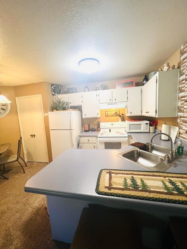 Building Photo - 2600 S White Mountain Rd