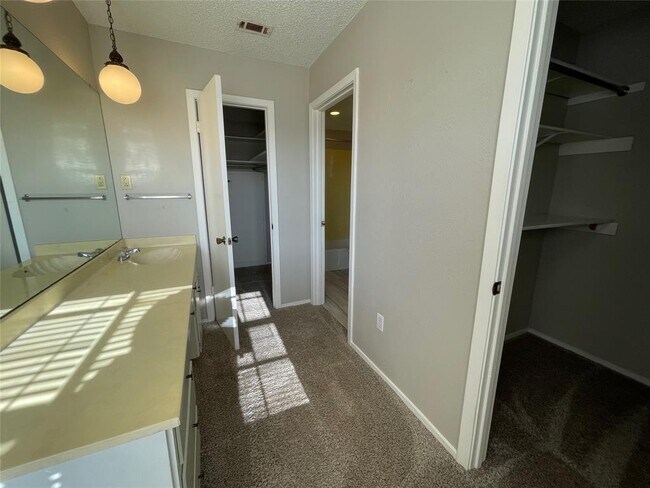 Building Photo - 412 Blue Valley Dr