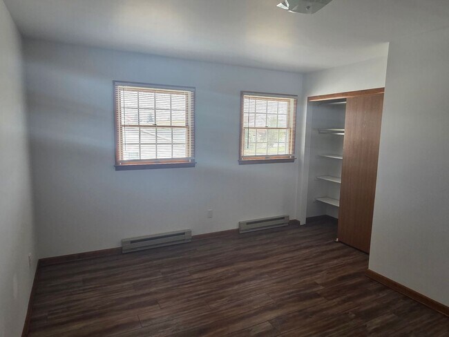 Building Photo - End Unit 2 Bedroom