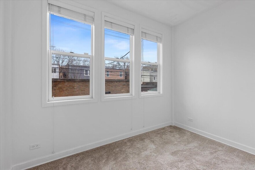 Building Photo - 6445 N Greenview Ave