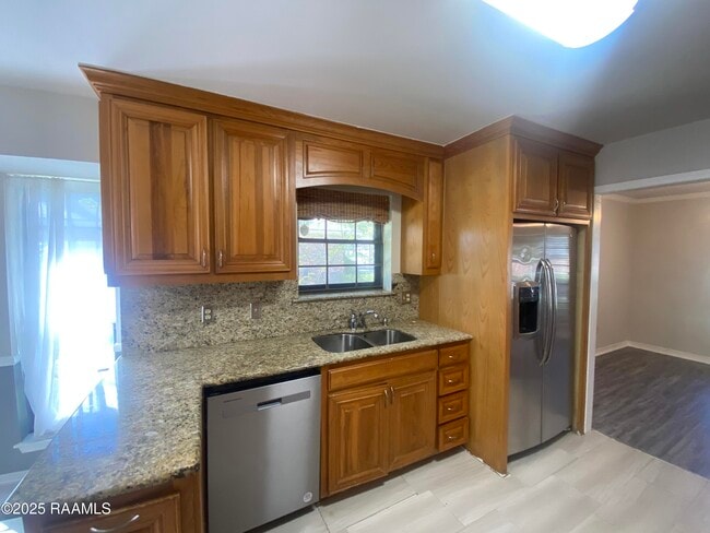 Building Photo - 2437 Bernwood Dr