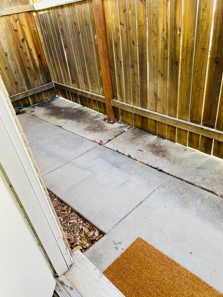 Building Photo - 1436 S Roberta St