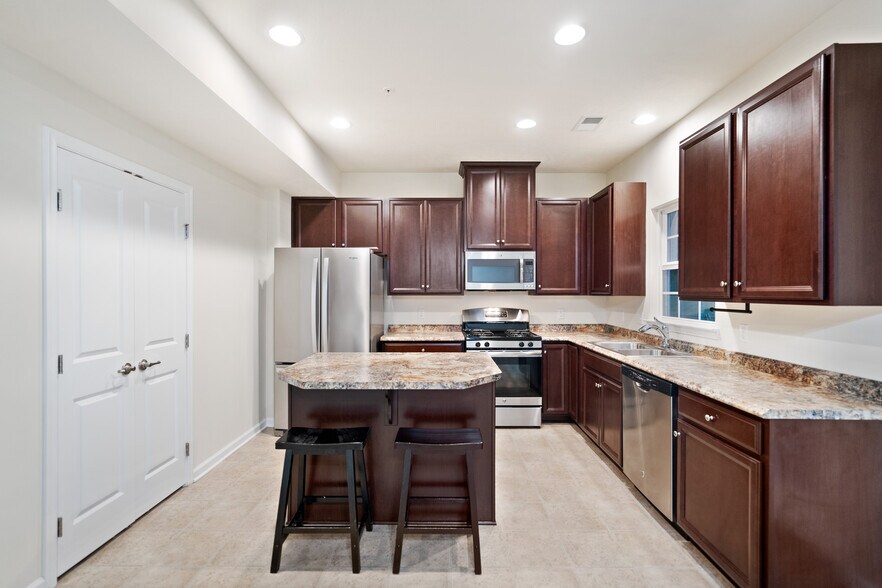Building Photo - 8042 Hinsdale Ln