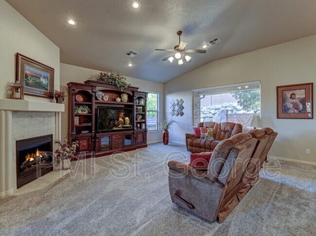 Building Photo - 621 Rolling Hills Dr