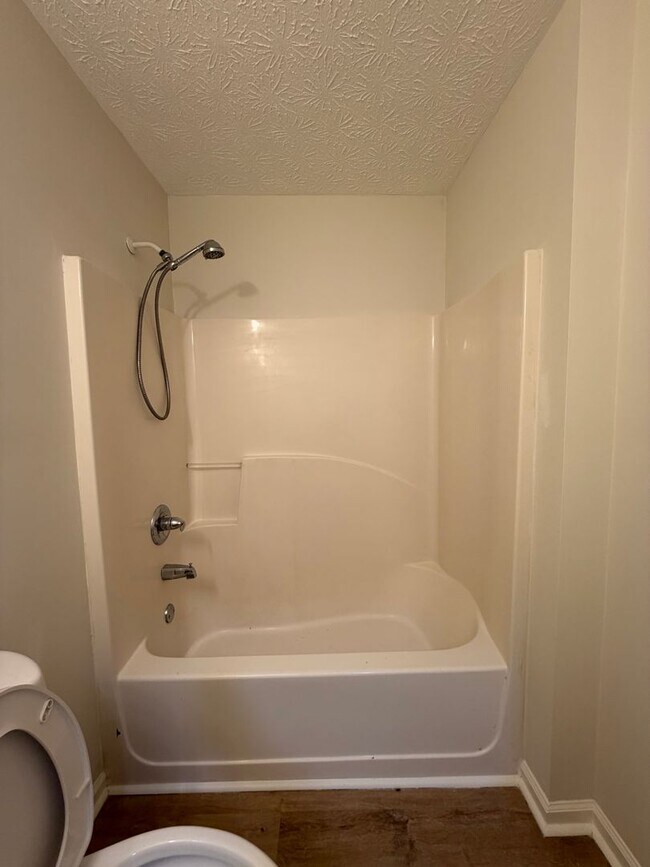 Building Photo - 121 Clyde Dr