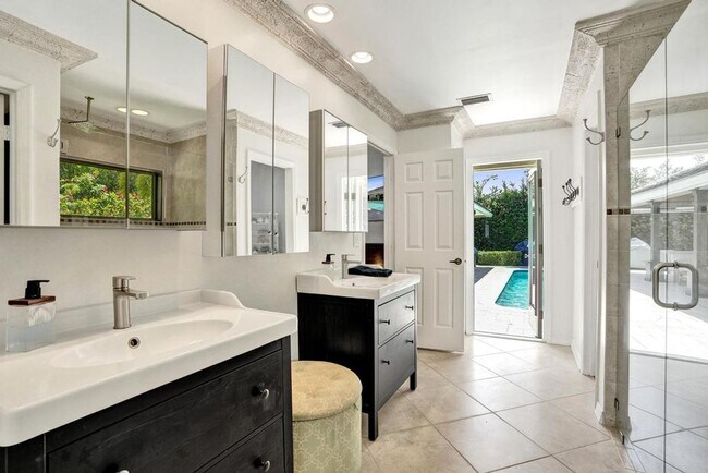 Building Photo - Boca Raton Beautifully Updated 4 Bedroom Pool Home
