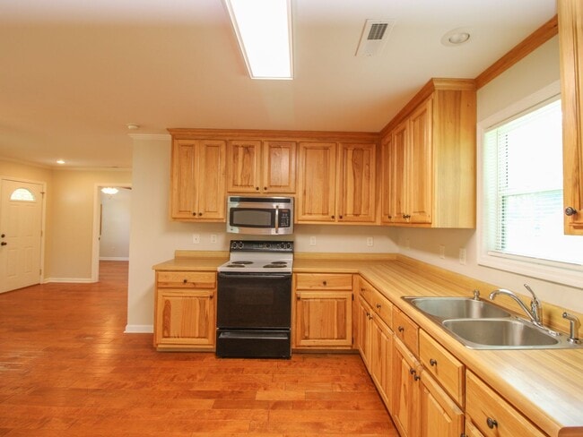 Building Photo - Convenient 2 bed 1 bath home in Athens City located near Athens State University and downtown Ath...