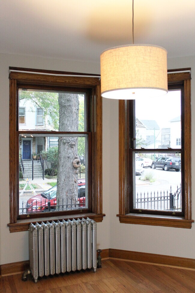 Building Photo - 2036 N Sawyer Ave