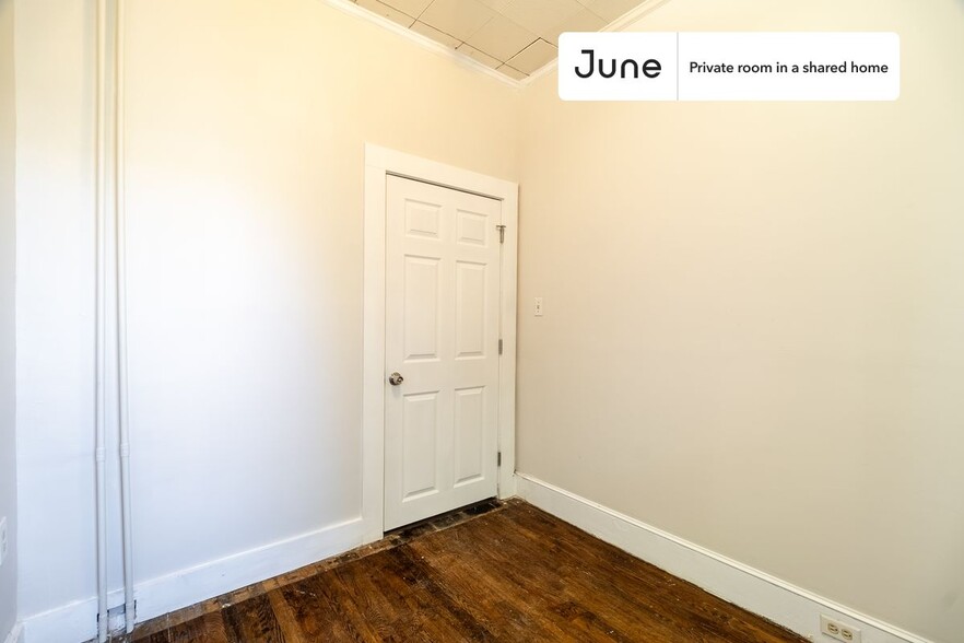 Building Photo - Private bedroom in 3 bed/1 bath Home