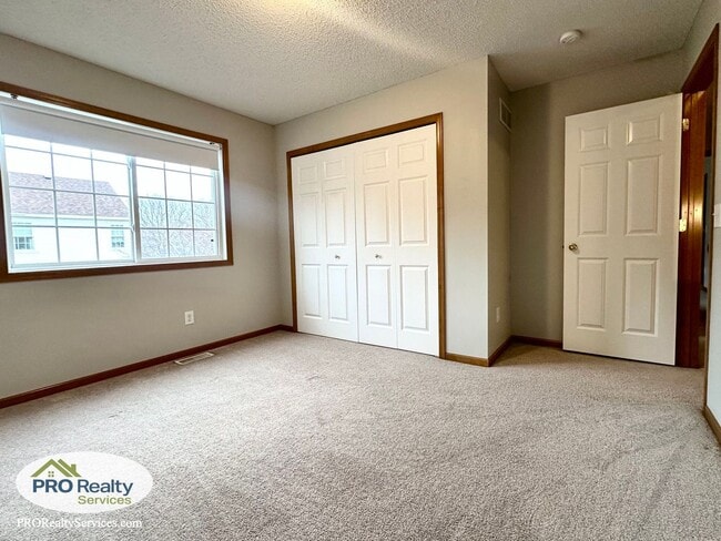 Building Photo - 2 Bedroom Updated Townhome