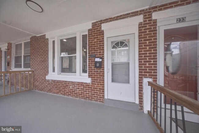 Building Photo - 231 E Phil Ellena St