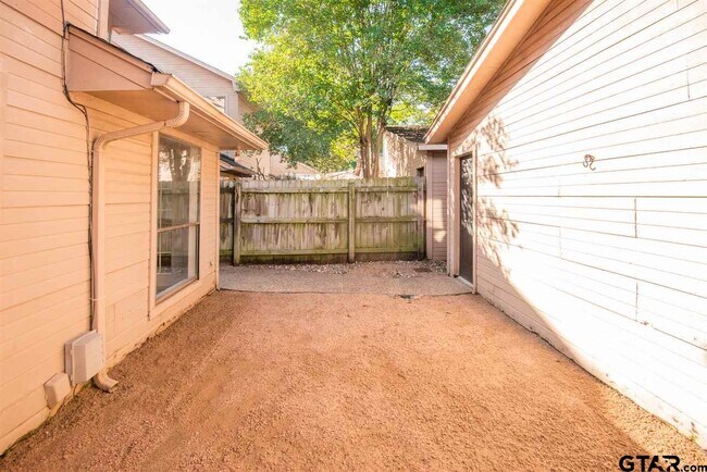 Building Photo - 5811 Hollytree Dr