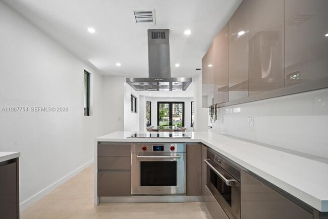 Building Photo - 5661 Pine Tree Dr