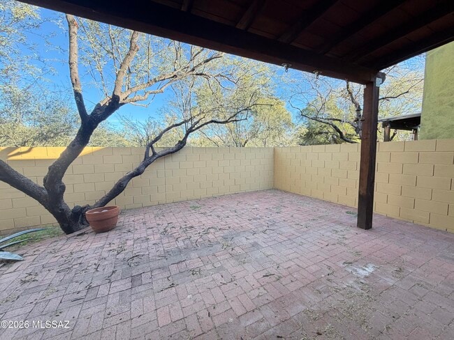 Building Photo - 1401 E English Ivy Ct