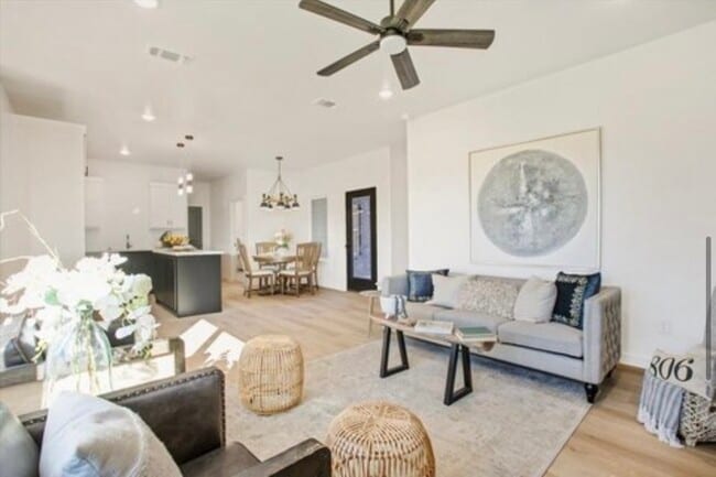 Building Photo - Modern home