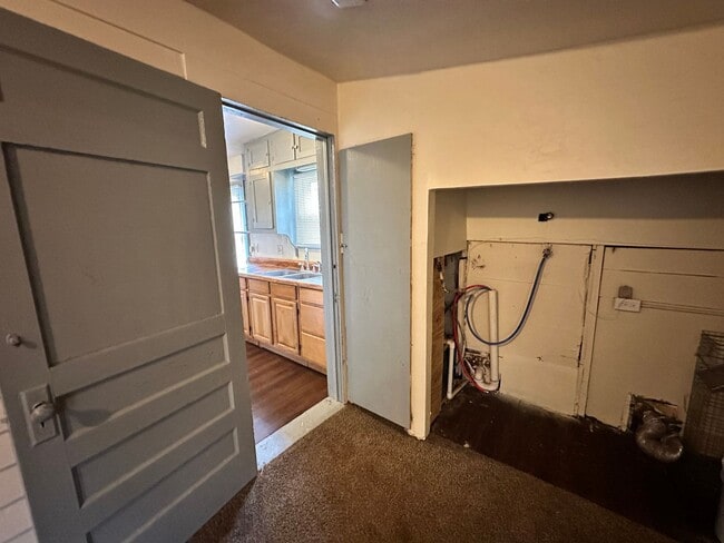 Building Photo - For Rent: Charming 2 Bed, 1 Bath Home in C...