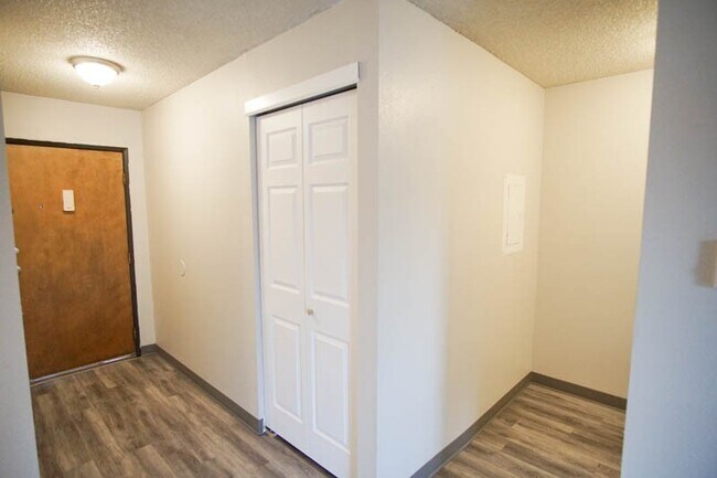 Building Photo - GET ONE MONTH FREE RENT: 1Bdr w/Large Closets + DW & Private Balcony!