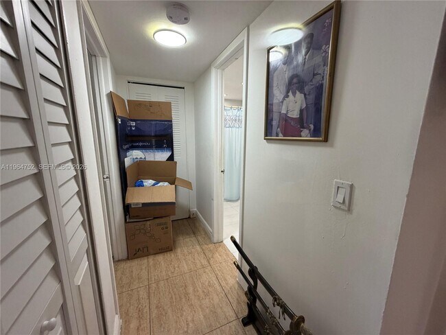 Building Photo - 13685 NE 10th Ave