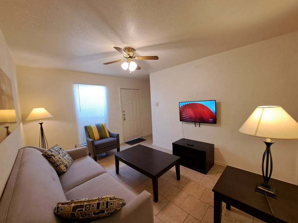 Building Photo - 1112 Leslie Cir