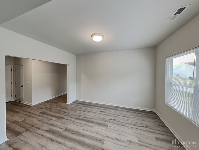 Building Photo - 3765 Streamside Dr