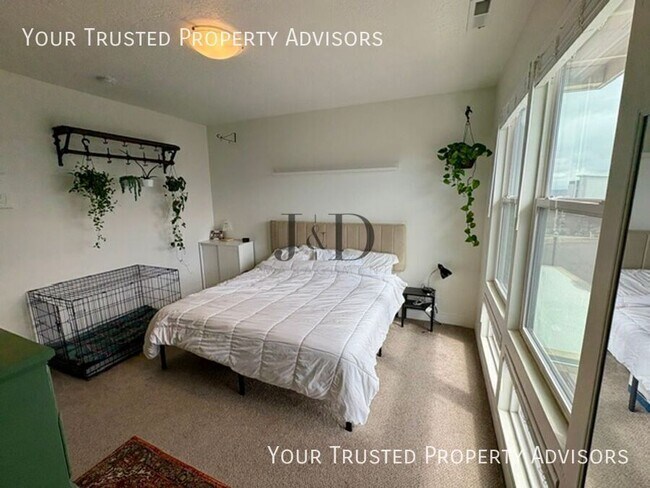 Building Photo - 5096 Putney Hill Rd