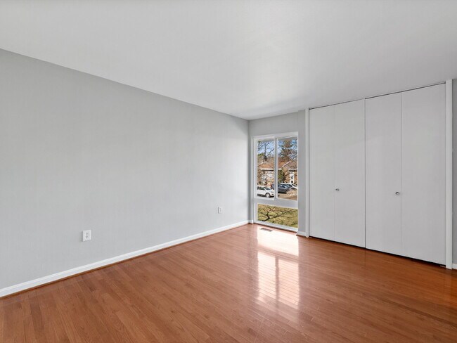 Building Photo - Stylish & Spacious Townhome in Prime Location!