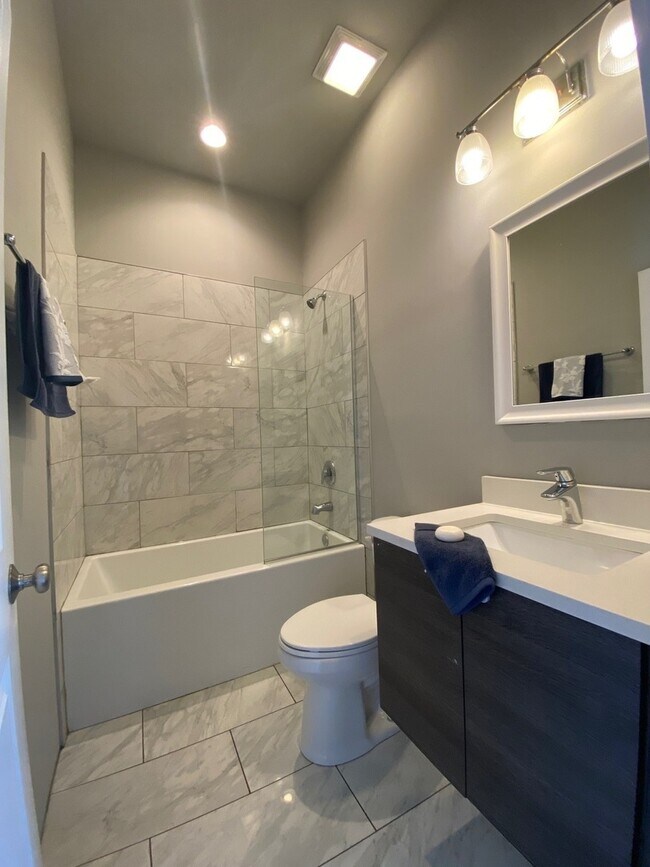 Building Photo - 5911 N Northwest Hwy