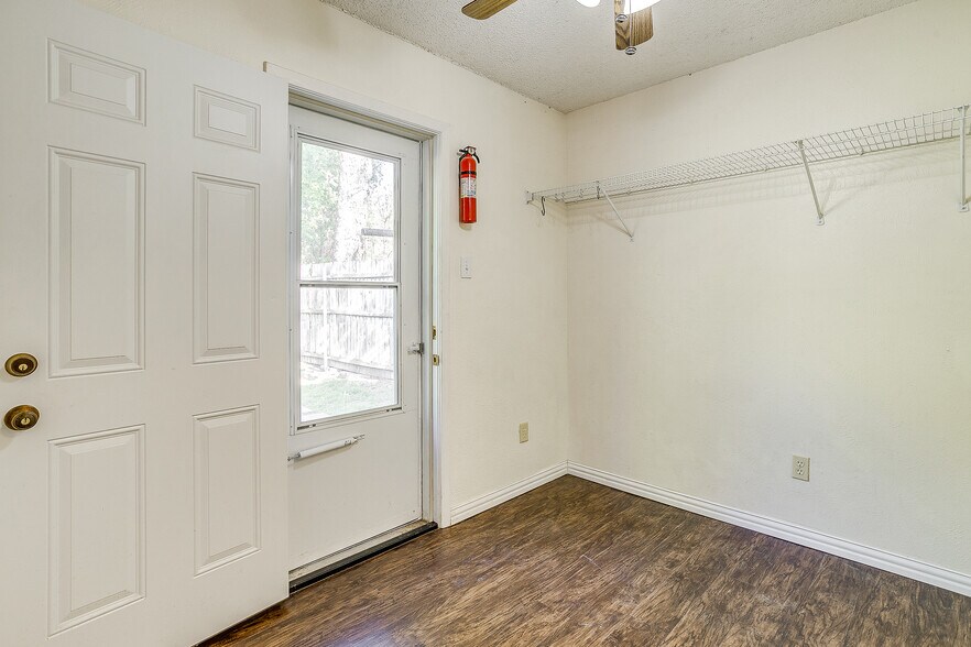 Building Photo - 1104 Sproles Dr