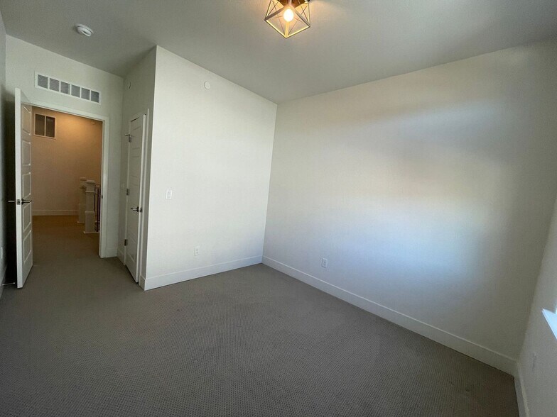 Building Photo - 2234 Central Pk Wy