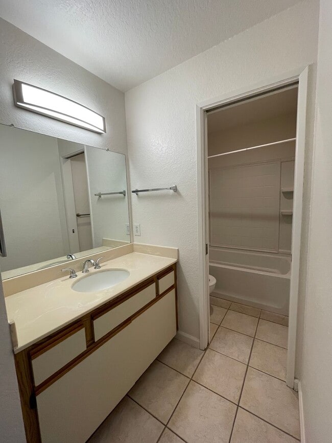 Building Photo - Fantastic 2br/2Ba Bottom Floor Condo in Th...