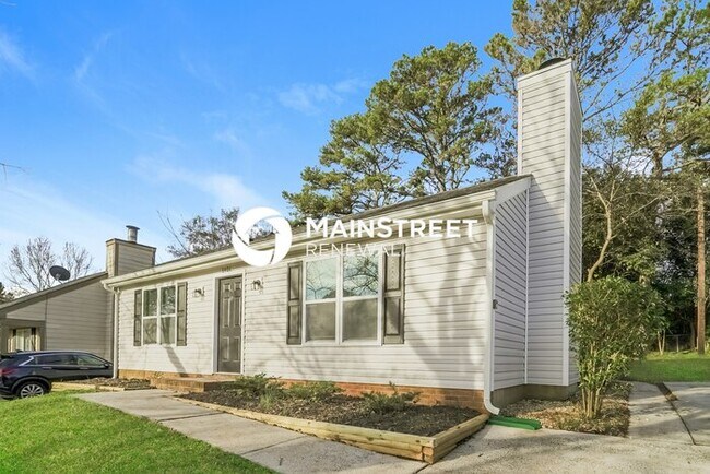 Building Photo - 2 Bedroom Pet-Friendly Home in Charlotte, NC with Main Street Renewal