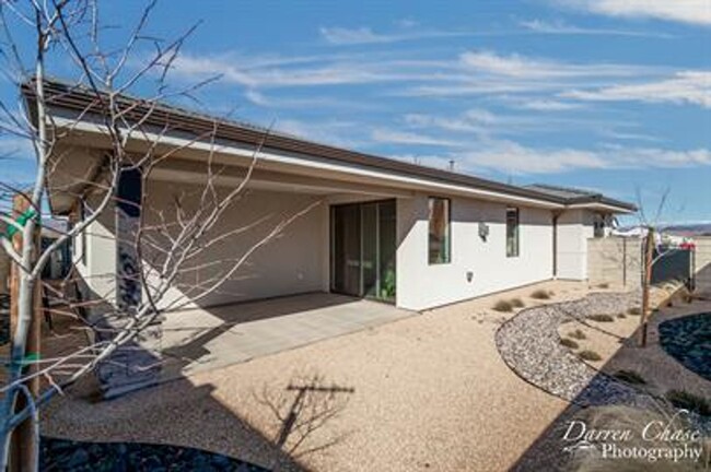 Building Photo - Stunning Desert Color Home