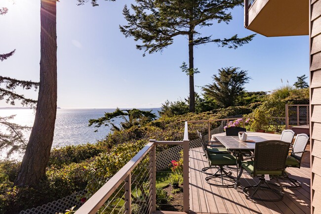 Building Photo - One Acre of Gorgeous Views and a Spacious ...