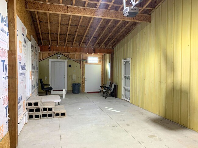 Building Photo - 2 Bed 1 Bath with Attached Garage