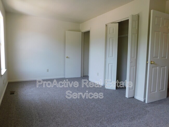 Building Photo - 215 Greenbrier Ave