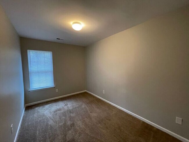 Building Photo - Spacious 4 bedroom, 2 full bath, 2 story town home