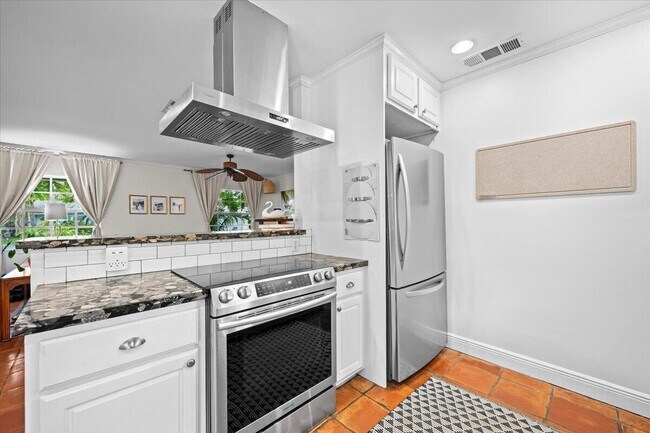 Building Photo - 710 Cree St
