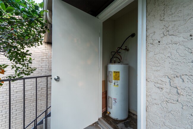 Building Photo - 2021 Spenwick Dr