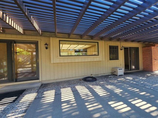 Building Photo - 4 bedroom home off of Mayberry Dr in Reno