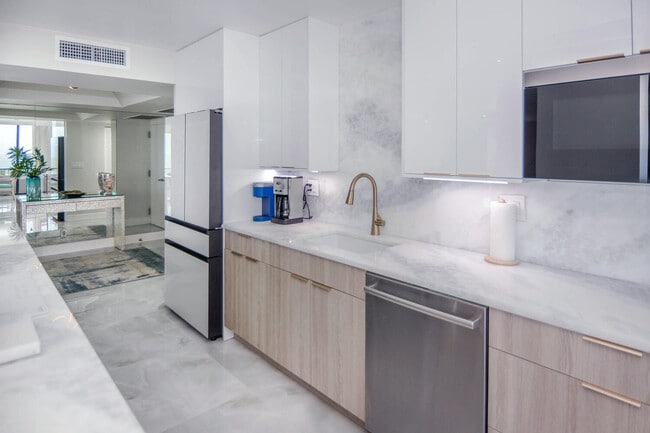 Building Photo - 5540 N Ocean Dr