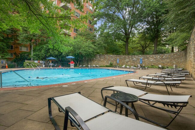 Building Photo - Walk to Georgetown! One Month Concession! Professionally Managed & Recently Renovated // 1 Bedroo...