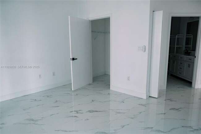 Building Photo - 1111 SW 1st Ave