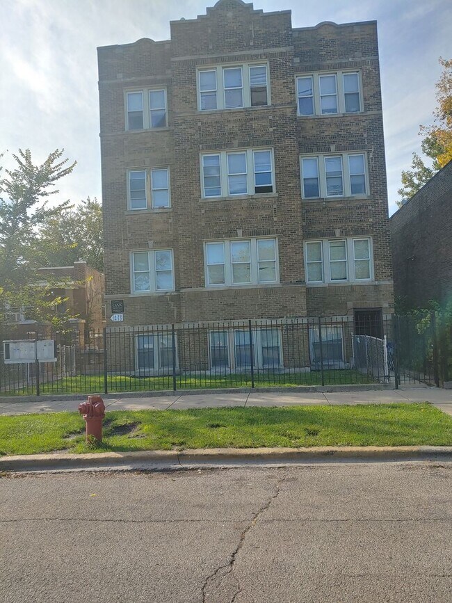 Building Photo - 1432 S Kenneth Ave