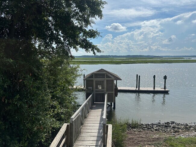 Building Photo - Amazing Four Bedroom Home Located Close to Alljoy Beach with Community Dock Access in Bluffton!