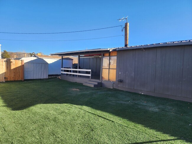 Building Photo - Beautiful 3 Bedroom with additonal 4th bedroom! Larg fenced front & backyard!!