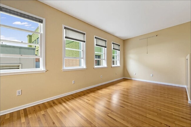 Building Photo - Stylish Studio Condo in Downtown Asheville – Rare Top-Floor Find