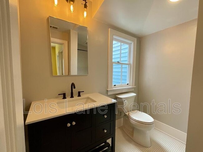 Building Photo - 5 Sheppard St