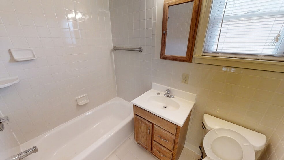 Upper Floor Bathroom - 425 Church St